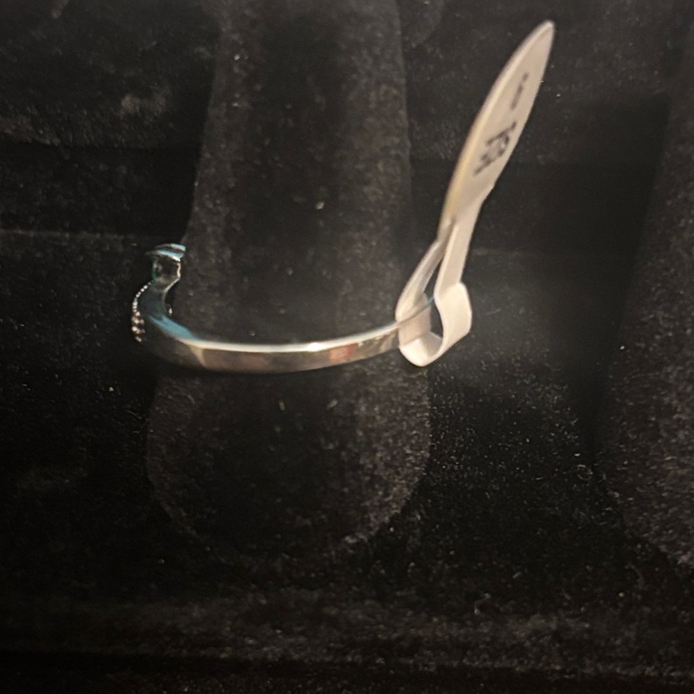 Elegant Green Gemstone Ring - Picture 3 of 4